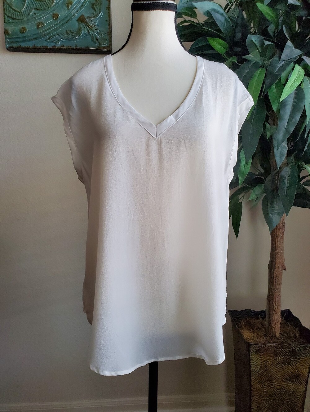 Chaser Women's White V-Neck Capped Sleeve Silk Top M